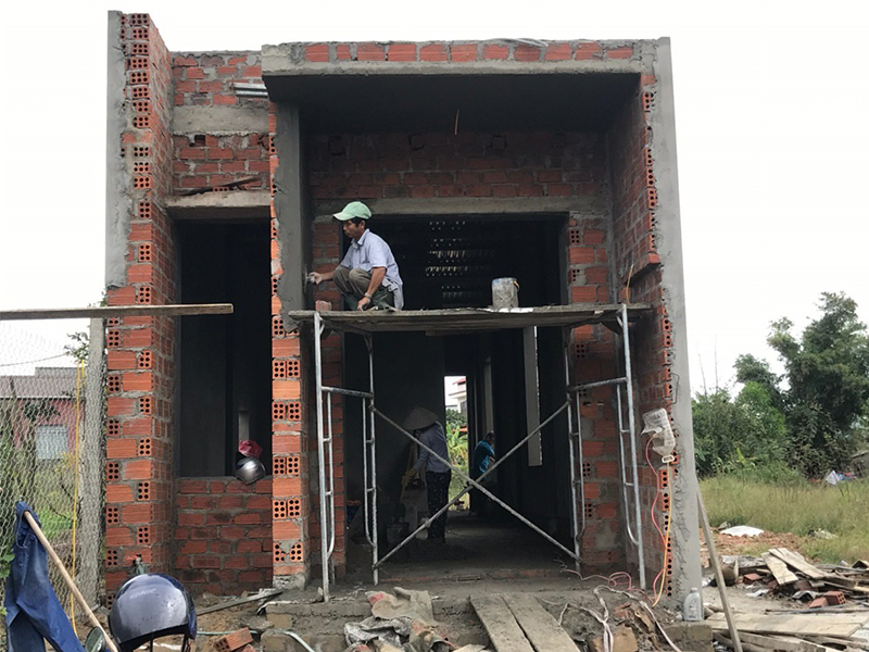 Hình ảnh thợ đang xây tường nhà